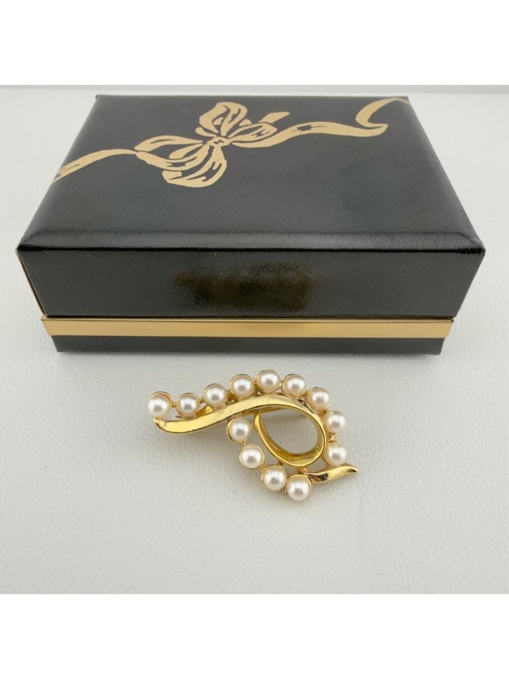 Vintage Faux Pearl Brooch Gold Tone Gift Box
